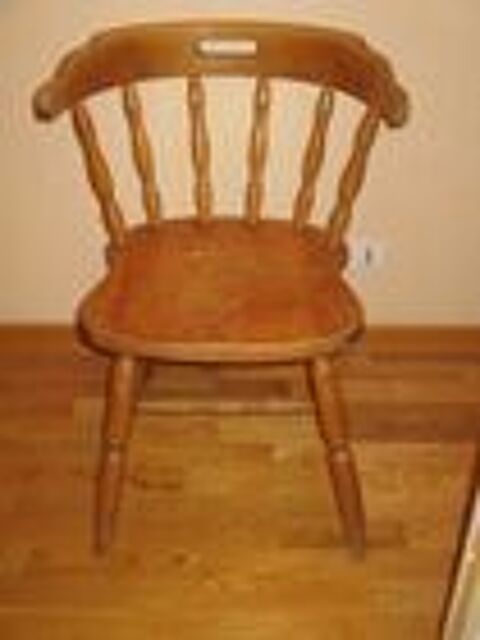 trs beau fauteuil  en bois vintage et autres chaises 28 Mrignies (59)