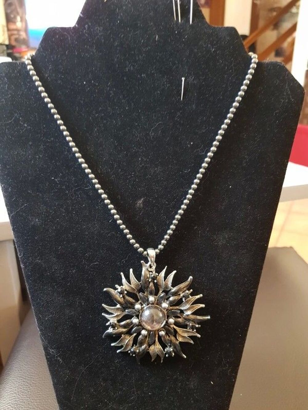 Collier fleur noirs et argent&eacute; neuve collier perles m&eacute;talliq Bijoux et montres