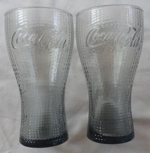 2 verres neufs Coca Cola teinté gris-bleu
Hauteur 14,5 cmi 10 Castries (34)