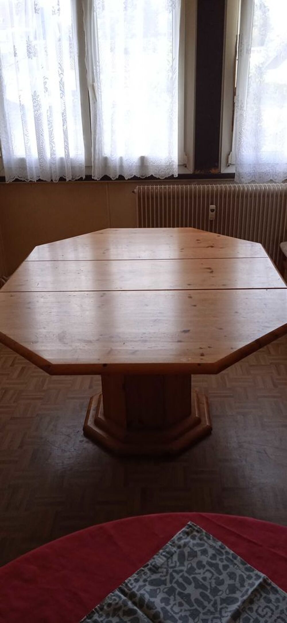 Table bois octogonale d&eacute;montable capacit&eacute;s 6 personnes longueur du plateau 145cm largeur 105 cm hauteur du pied 80cm Meubles