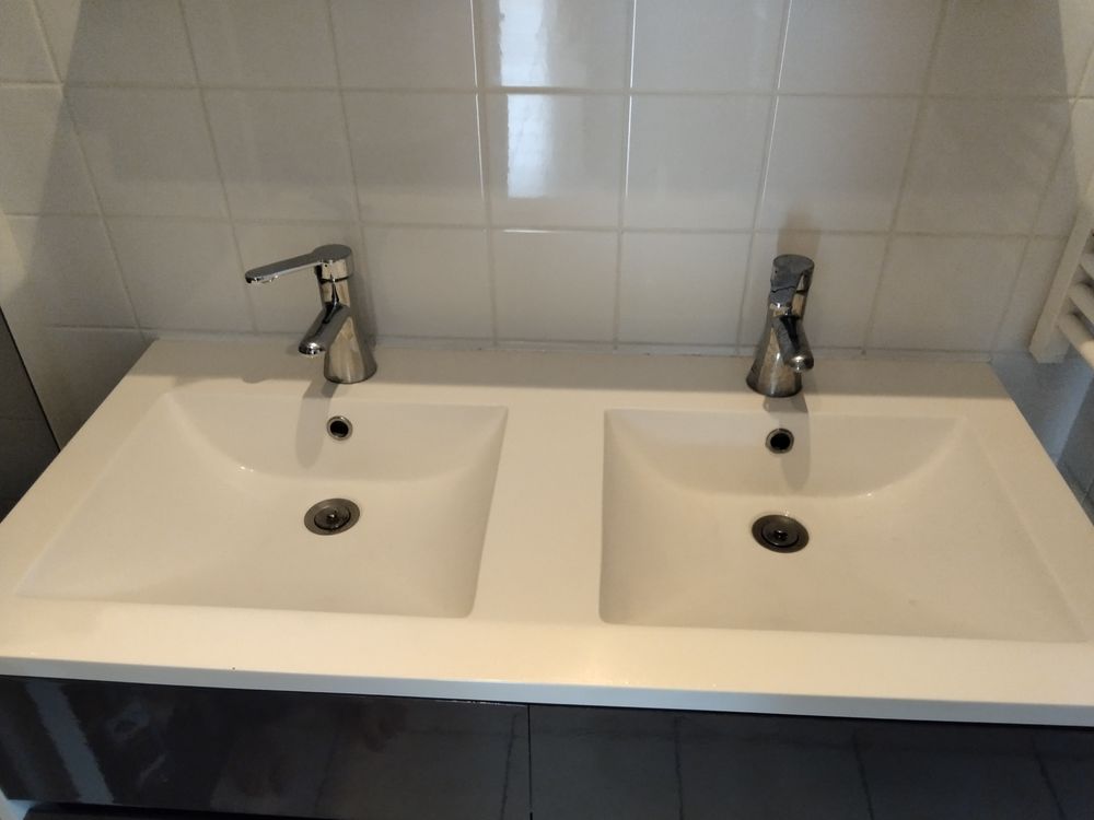 Double vasque et robinets Meubles