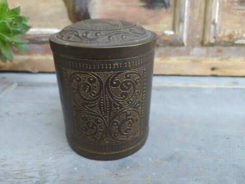 Ancienne Boite Indienne Laiton Cisel lphant Inde 
22 Loches (37)
