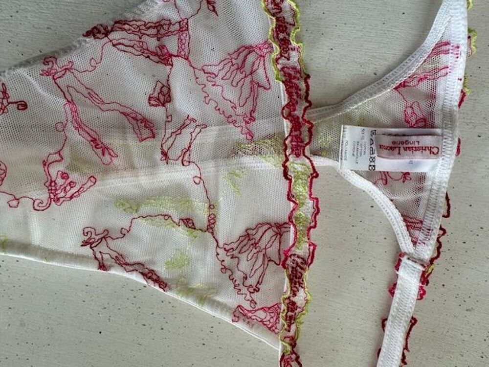 Gu&ecirc;pi&egrave;re Christian Lacroix et string Vêtements