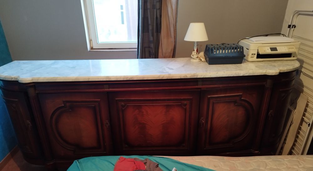 Buffet en bois et marbre
Meubles