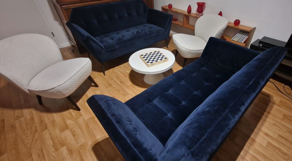 Salon avec 2 Canap&eacute; 2 places en velours bleu + 2 fauteuils et une table basse Meubles