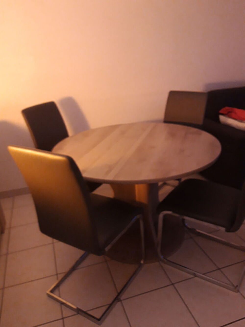 table ronde et 4 chaises Meubles