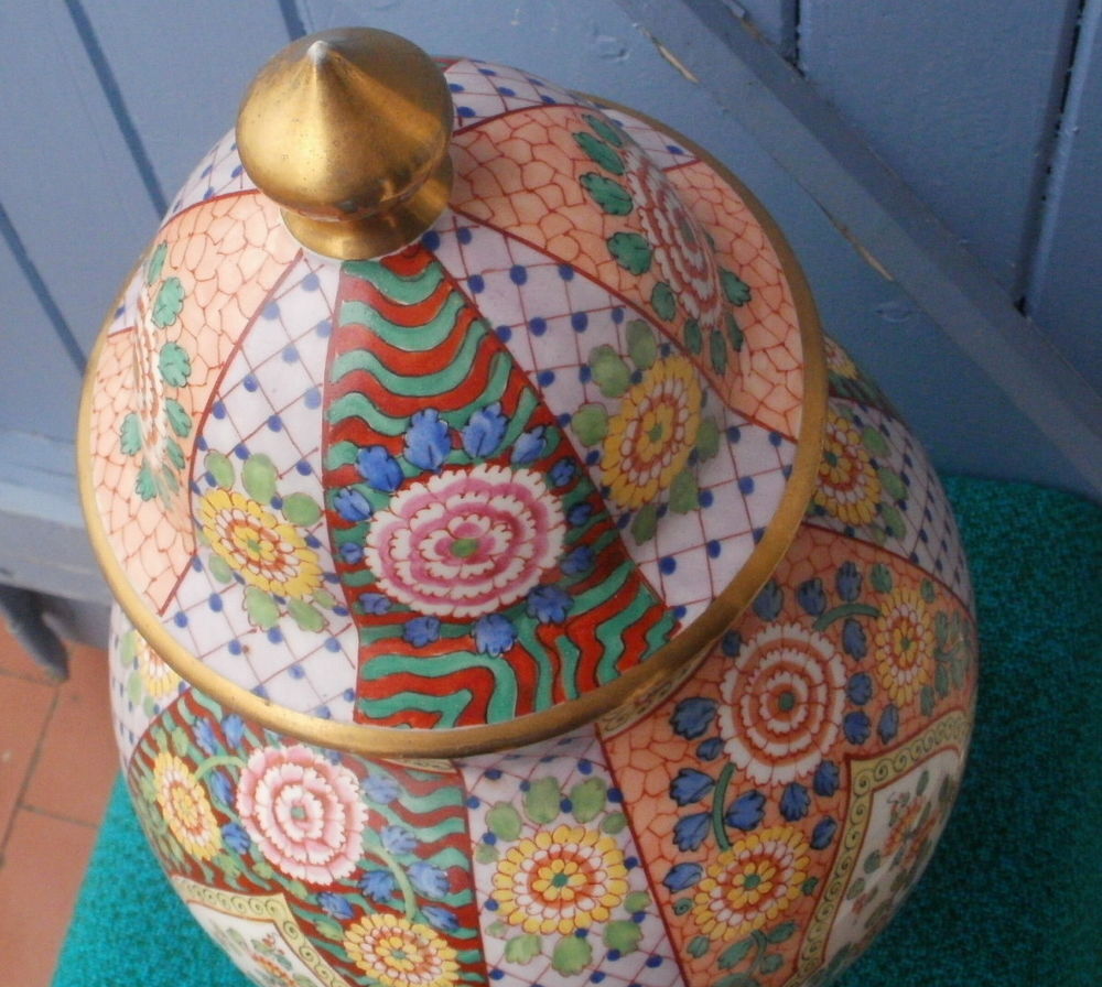 Grande potiche en faience ou porcelaine H. 43 cm Décoration