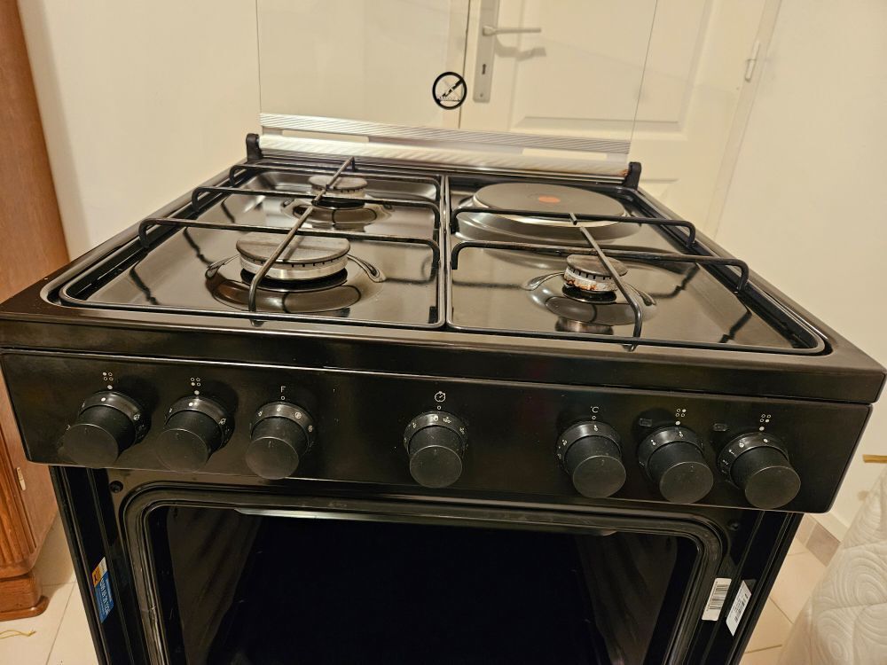 Cuisini&egrave;re mixte INDESIT tr&egrave;s bon &eacute;tat peu servi. Electrom�nager