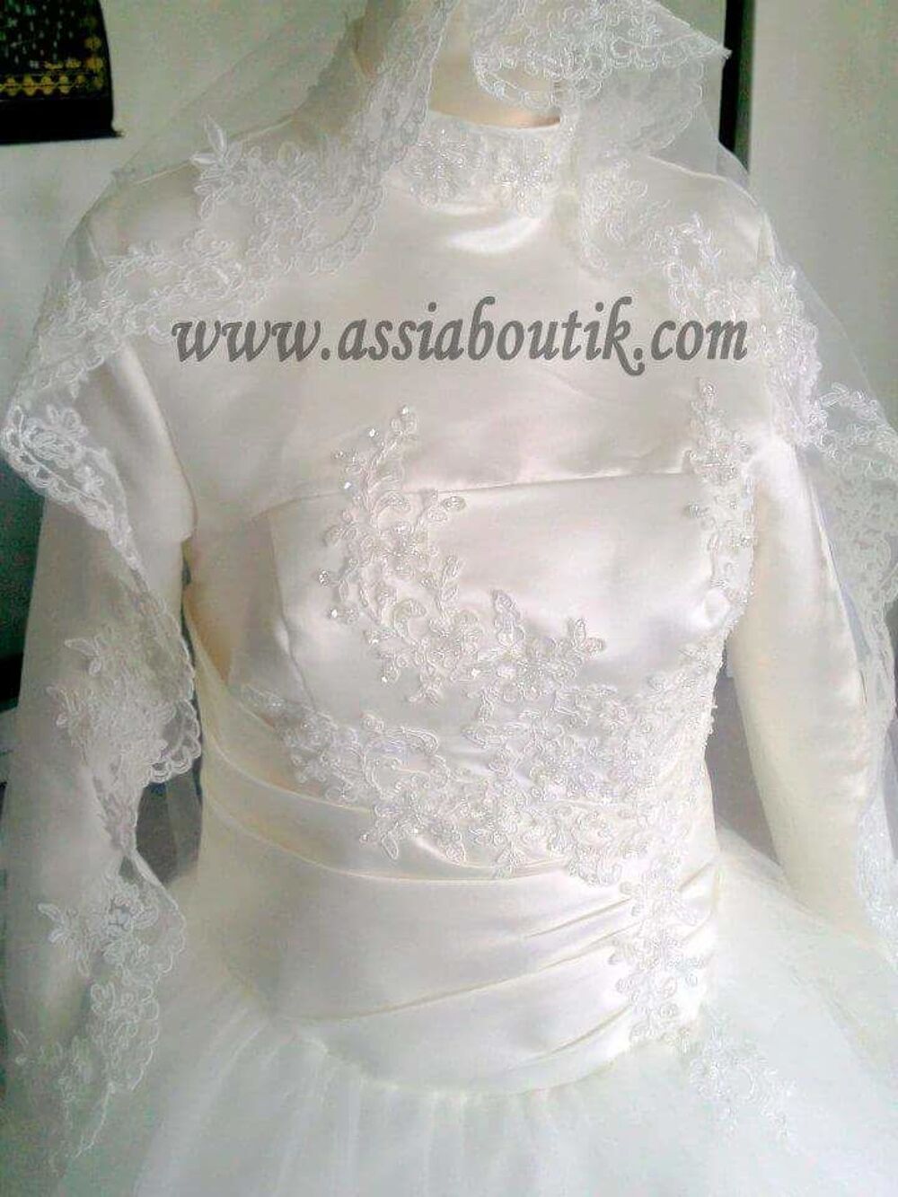 Robe de mari&eacute;e manche longue Vêtements