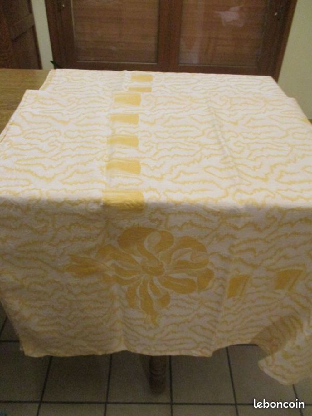 Tr&egrave;s grande nappe jaune ou morceau de tissus 1m90 x 1m90 Décoration
