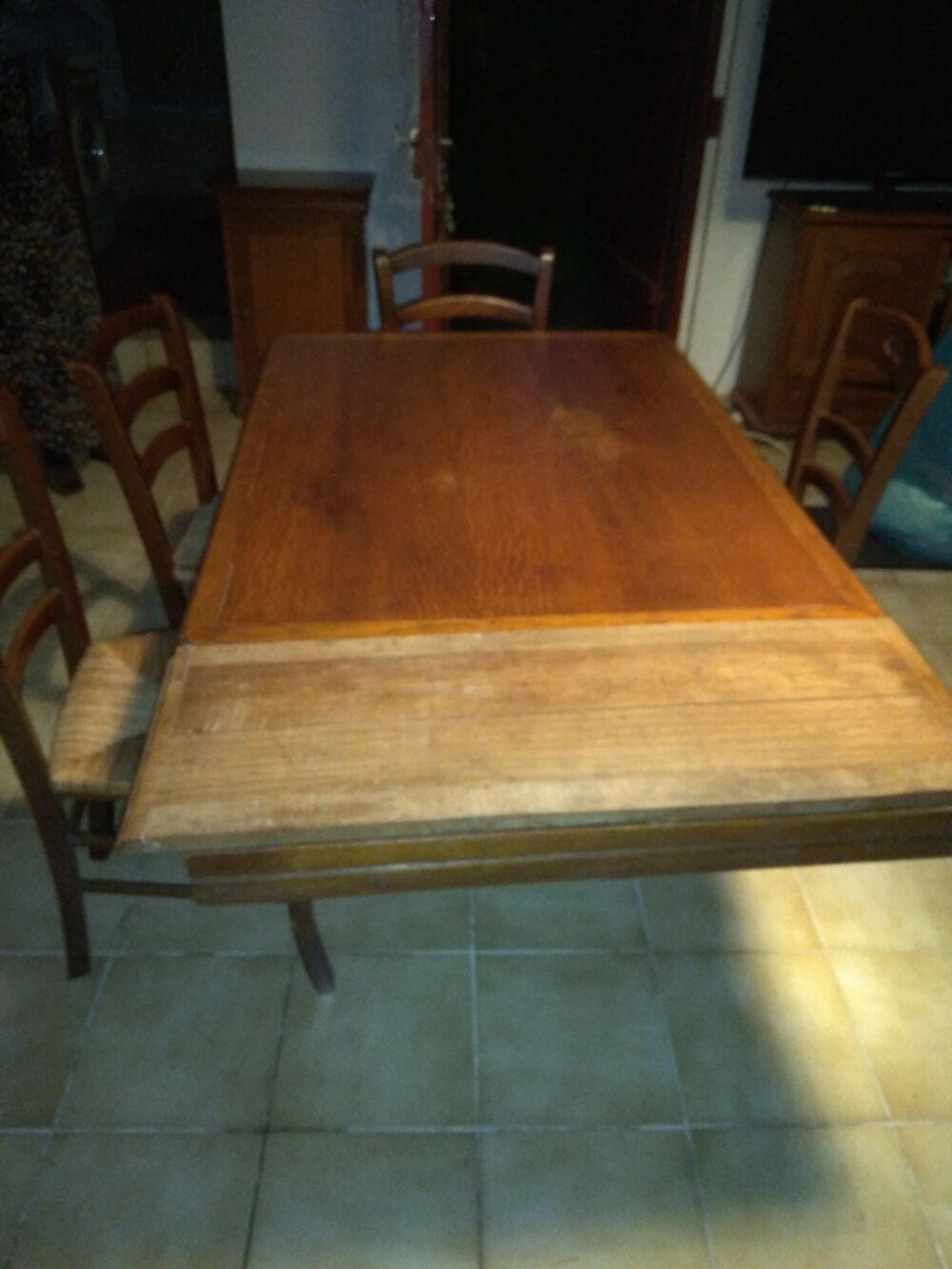 Table ancienne et ses rallonges et 4 chaises Meubles