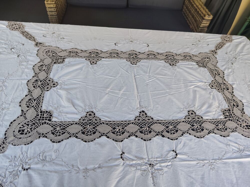 Nappe ancienne en lin brod&eacute;e main &amp; entelle au croc Décoration