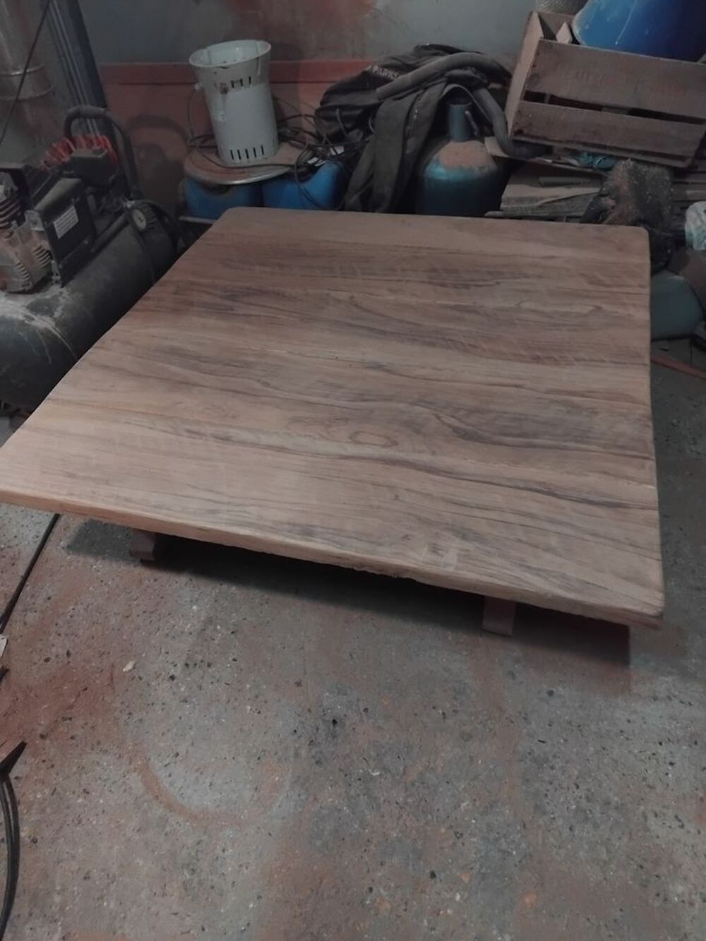 tr&egrave;s belle table de ferme ch&ecirc;ne massif
Et une table de salon Meubles