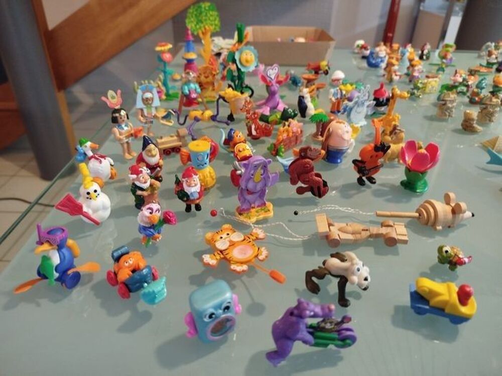 Gros lot de + 300 figurines et accessoires KINDER /ann&eacute;es 90 