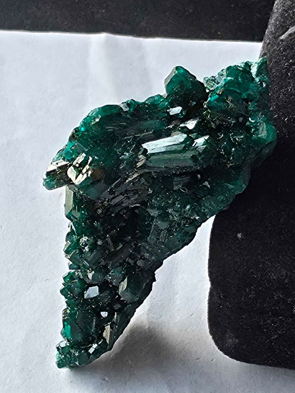 Pierre Dioptase du Katanga, vert &eacute;meraude brillant 