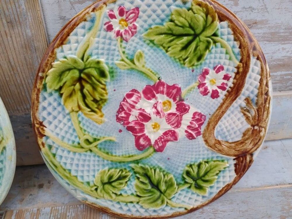 Deux Assiettes Fa&iuml;ence Barbotine Onnaing Majolica Art Nouvea 