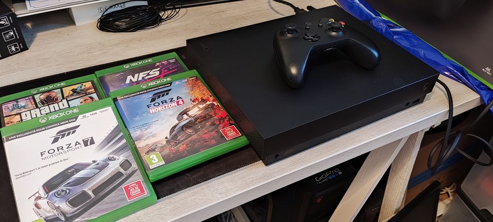 Console XBOX One X / 1 Manette / 4 jeux - Excellent &eacute;tat Consoles et jeux vidéos