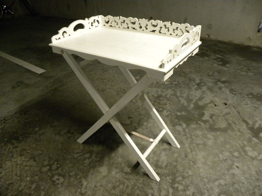 Petite table; plateau sur tr&eacute;teaux Meubles