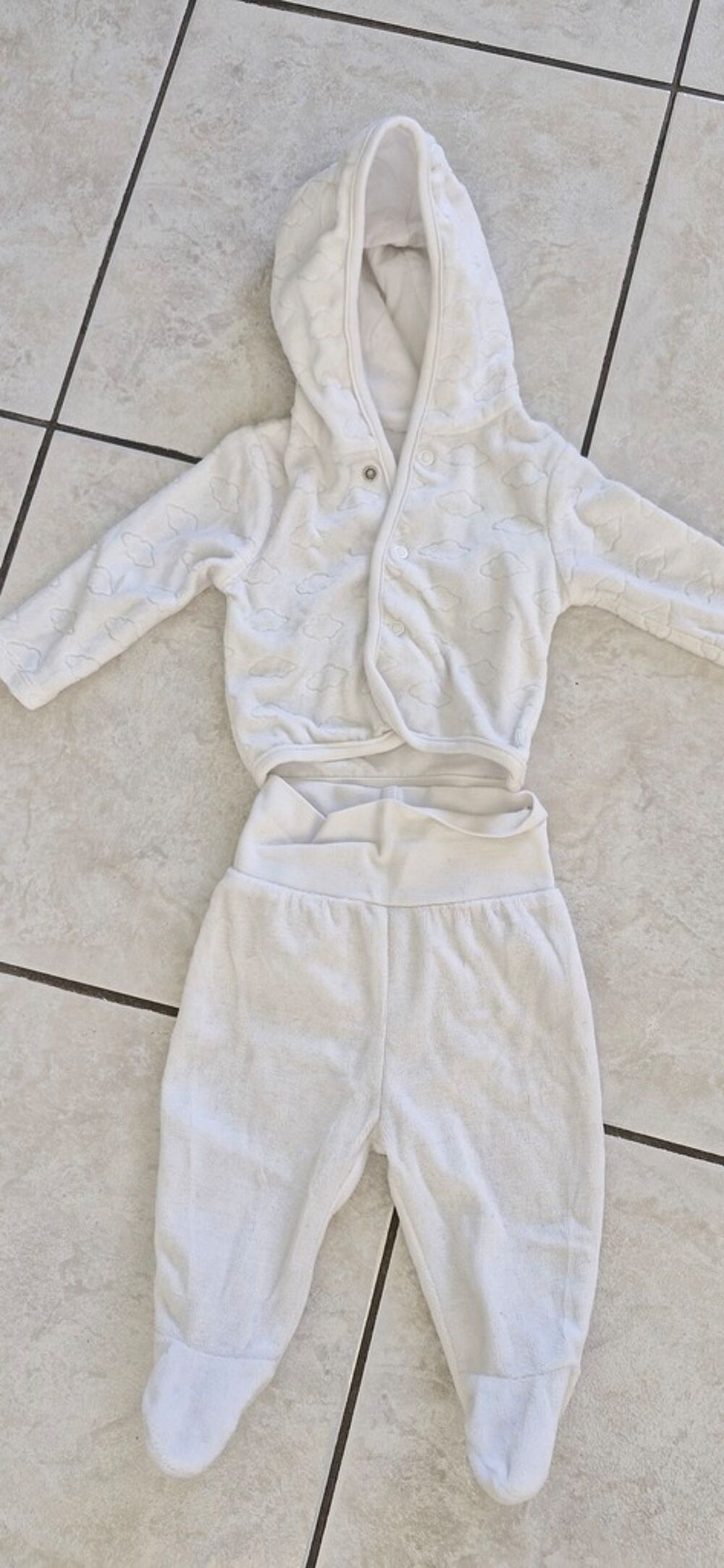 Ensemble b&eacute;b&eacute; blanc veste &agrave; capuche et pantalon Vêtements enfants