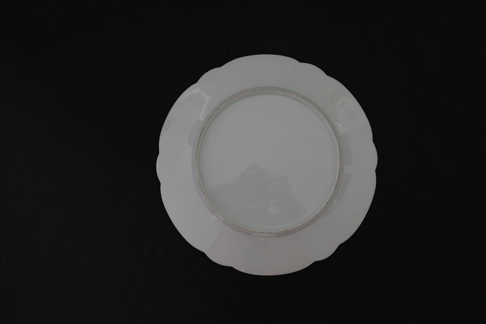 ASSIETTE CHINOISE EN PORCELAINE AVEC FIGURINE 
