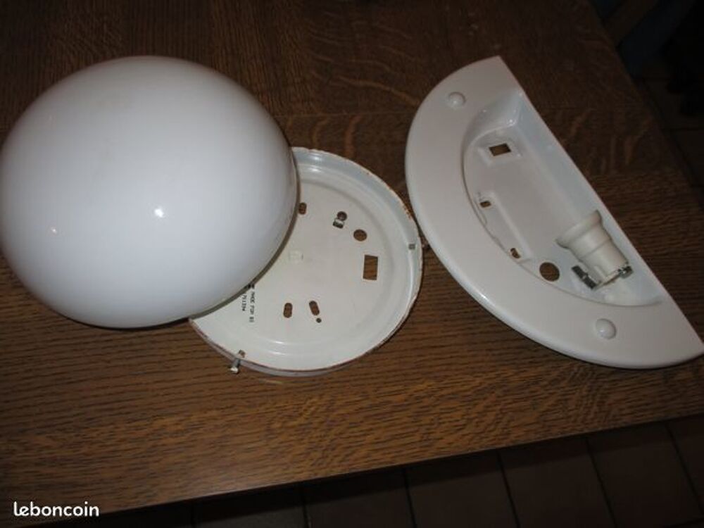 2 lustres ou luminaires en fer et en verre coloris blanc Bricolage