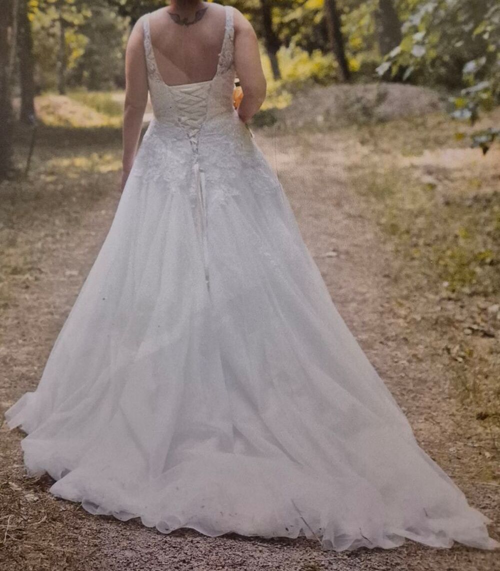 Robe de mari&eacute;e avec jupon 
Vtements