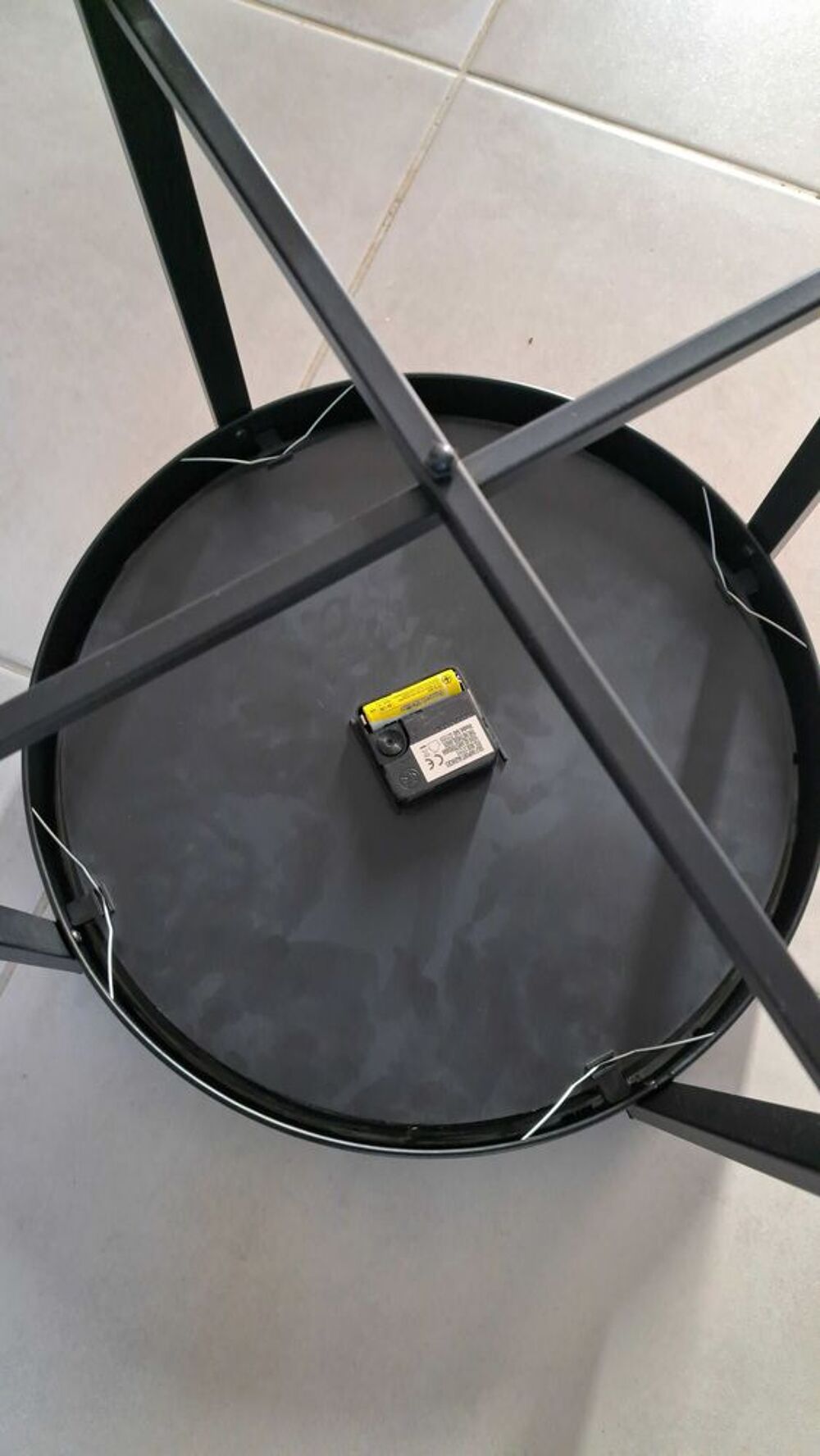 Petite table ronde pendule metal Meubles