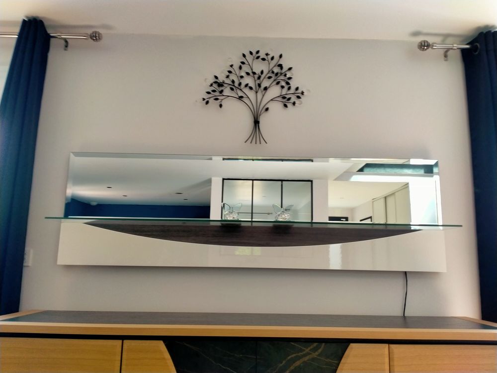 Tr&egrave;s beau miroir mural moderne avec &eacute;tag&egrave;re en verre tremp&eacute; Décoration