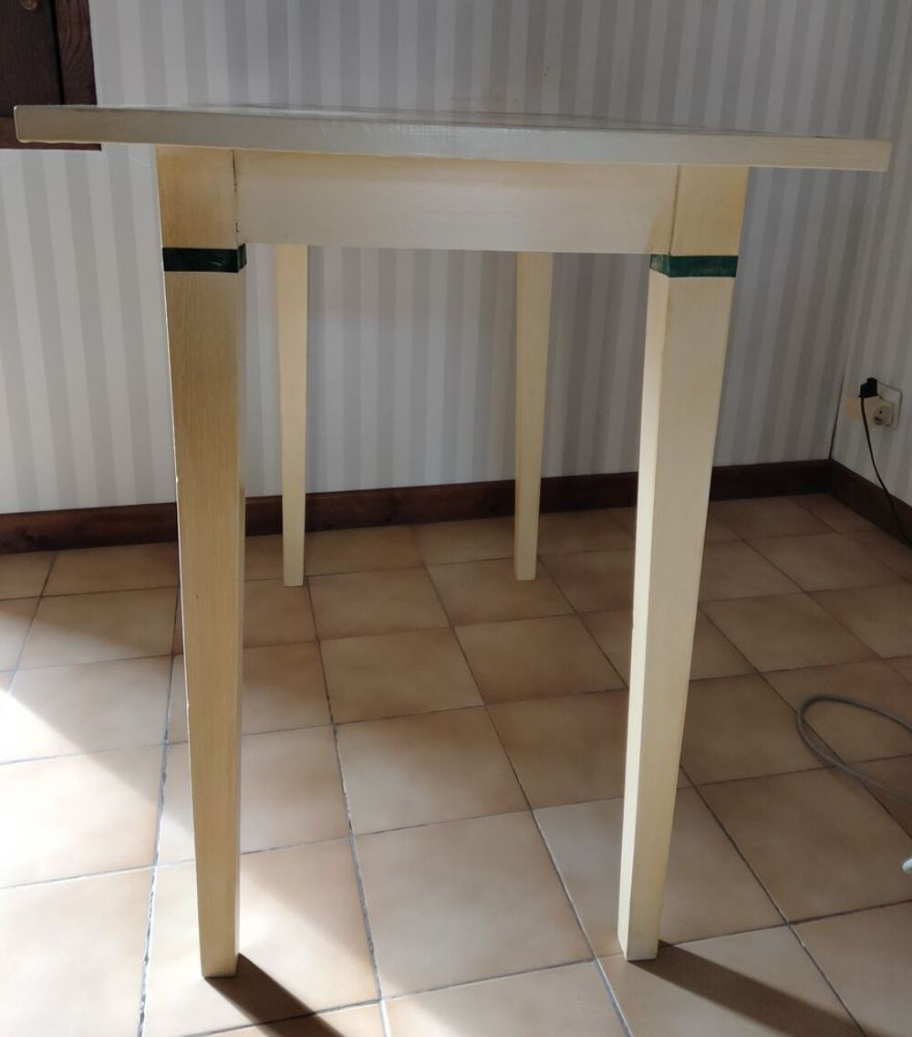 Table rectangulaire. Meubles