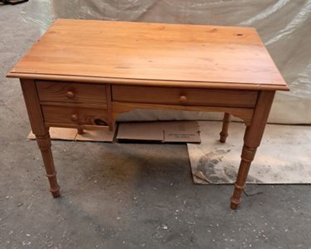 Petit bureau avec 3 tiroirs. Meubles