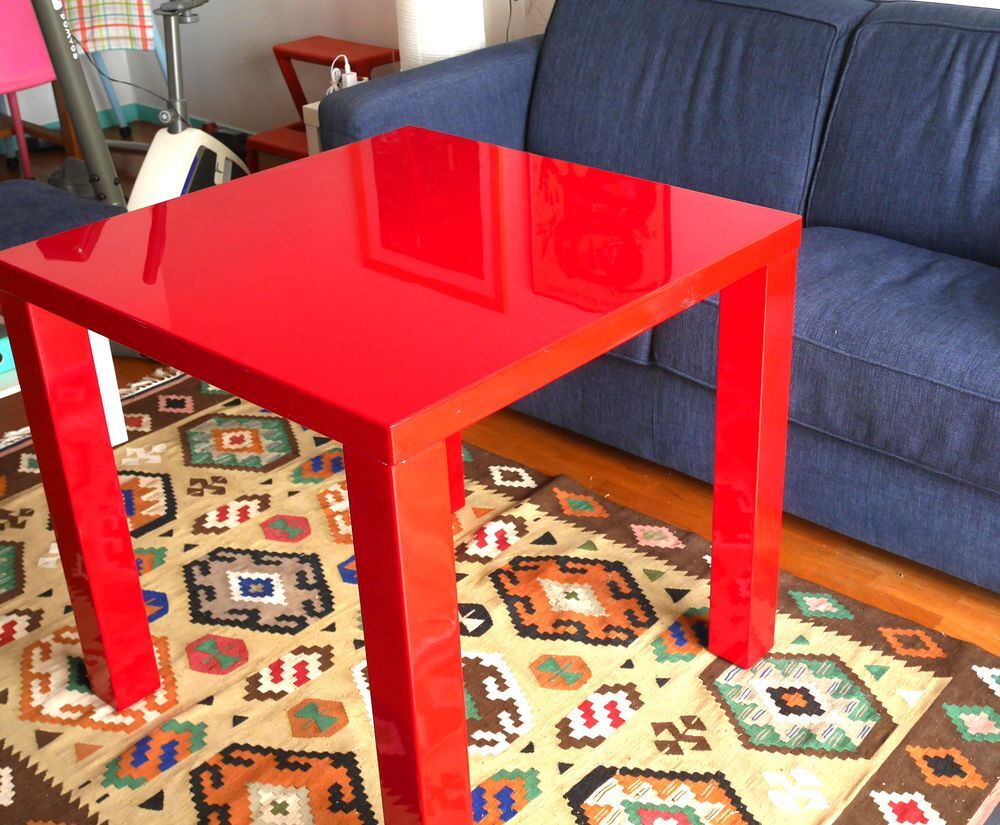 Table carr&eacute;e design laqu&eacute;e rouge. 80x80x76. Etat parfait. Meubles