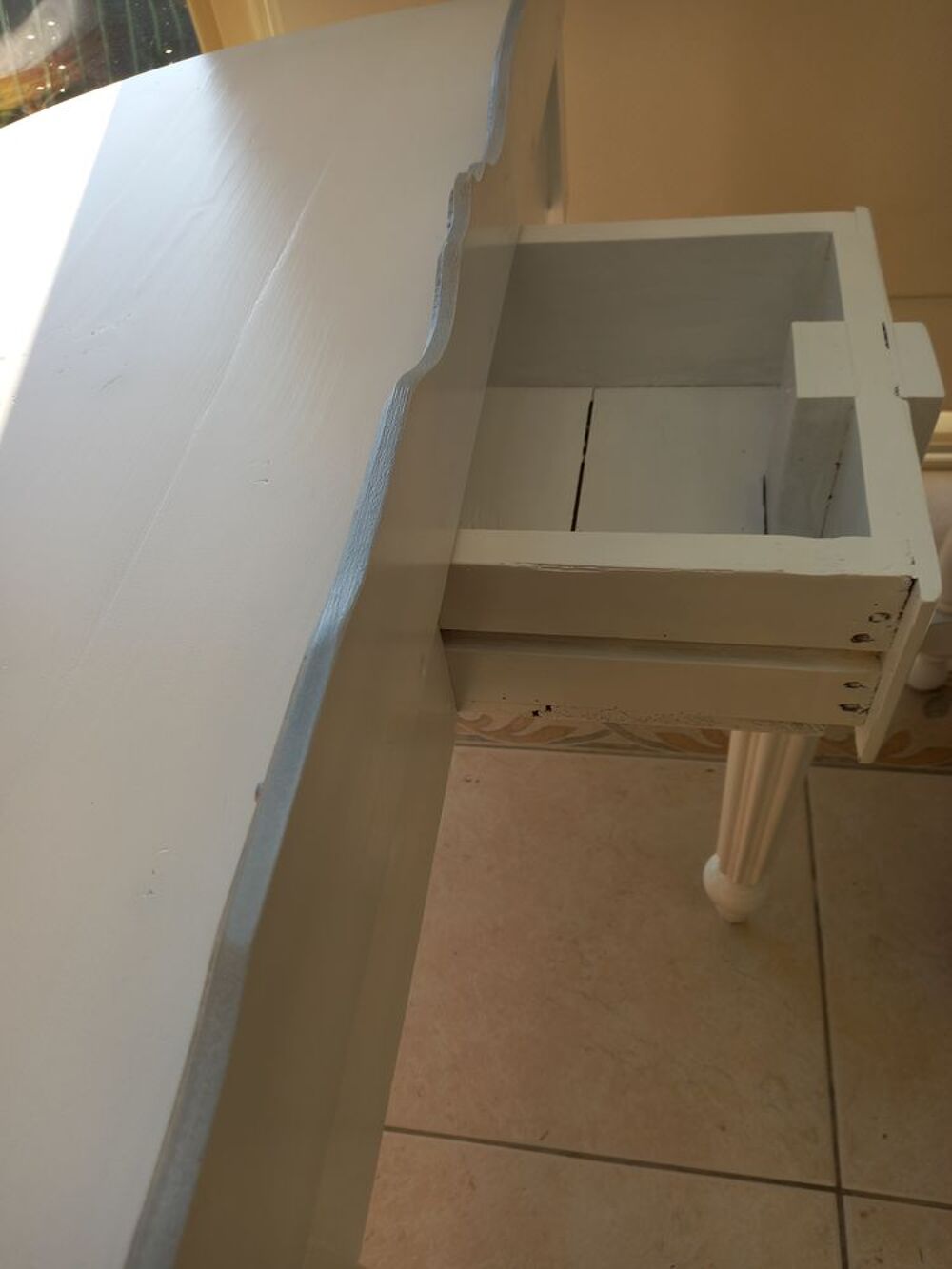 Console de style avec miroir. Meubles