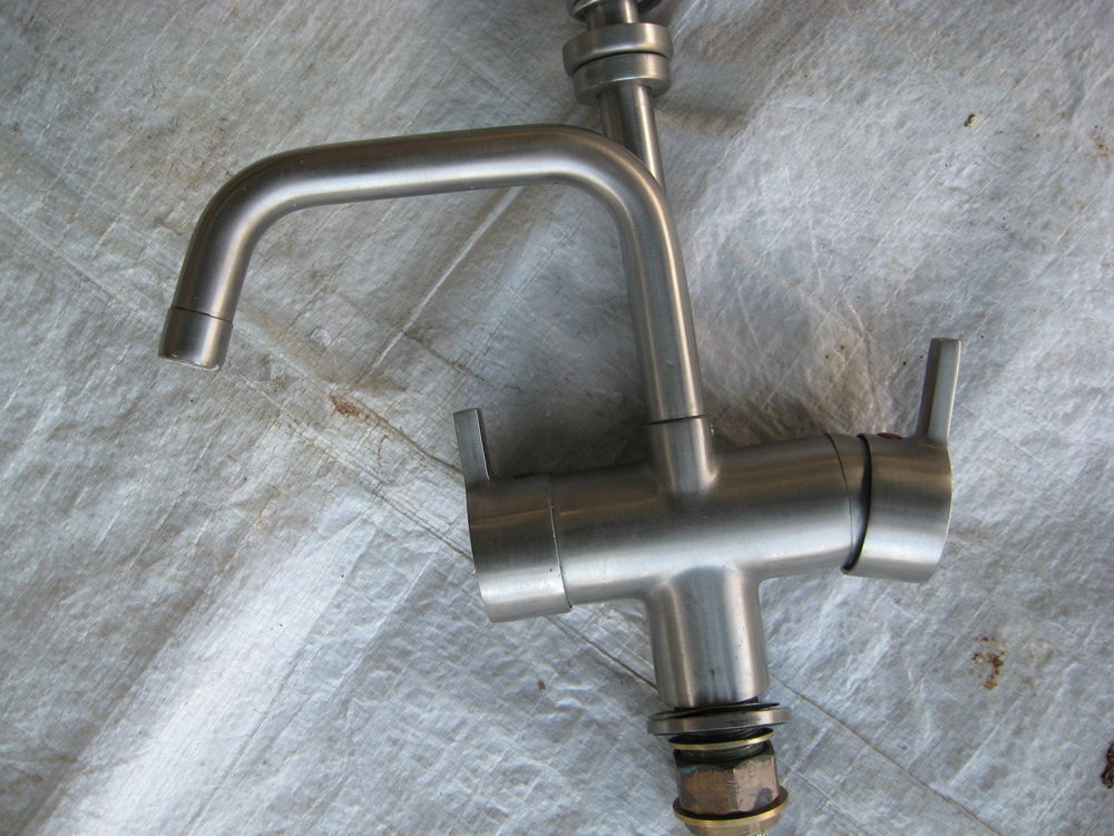 Gros lot : 7 radiateurs muraux, pompe de relevage, lavabo Bricolage