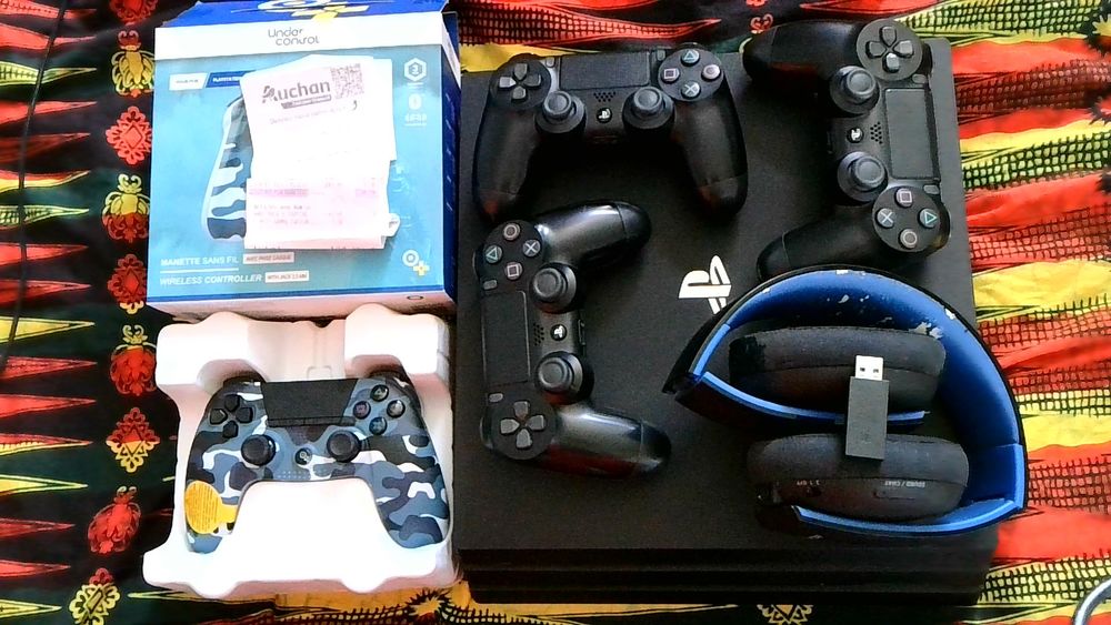 PlayStation 4 pro 1 To Consoles et jeux vidéos