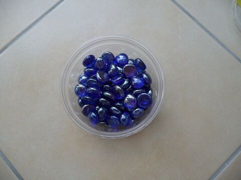 95 billes plates en verre bleu iris - Neuves 15 Celles-sur-Belle (79)