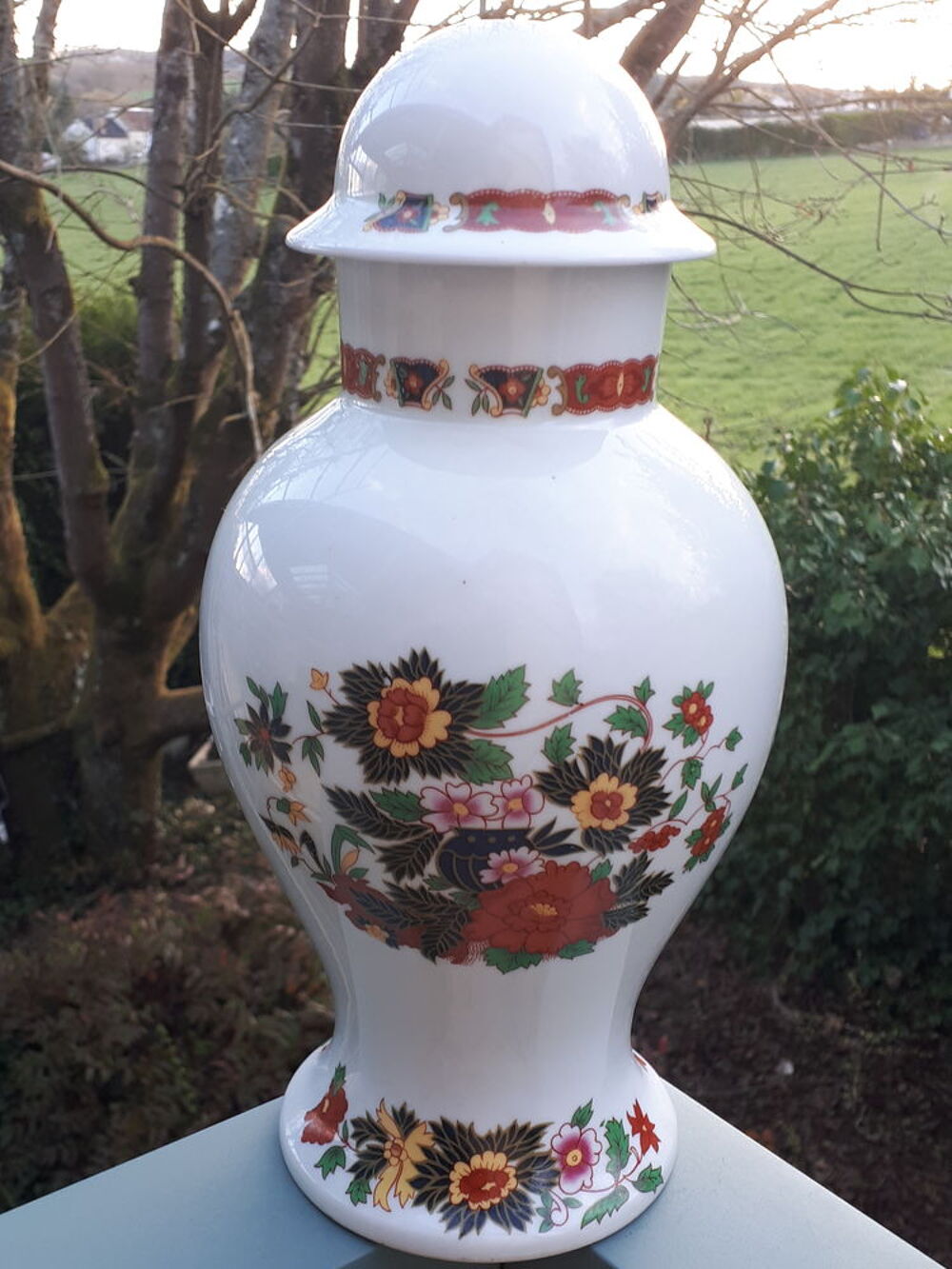 Vase ou pot en porcelaine de Limoges avec couvercle Décoration