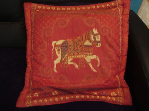 coussin bordeaux /rouge/or
50/50cm 6 Villev�que (49)