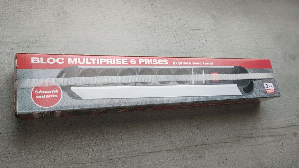 ? Bloc Multiprise - 6 Prises avec Terre - Neuf sous Scell&eacute; Bricolage