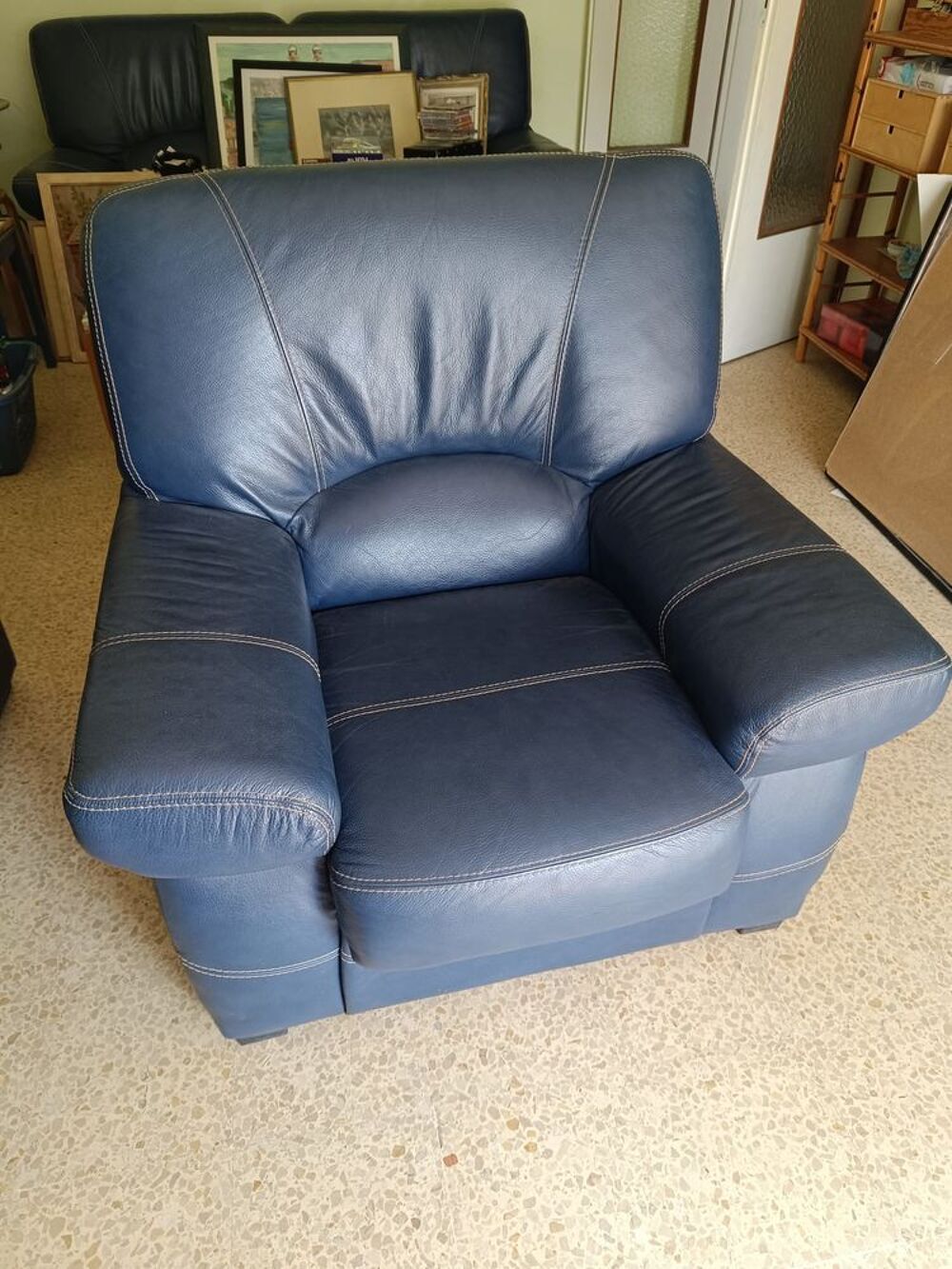 Ensemble de canap&eacute; et fauteuils en cuir bleu marine Meubles