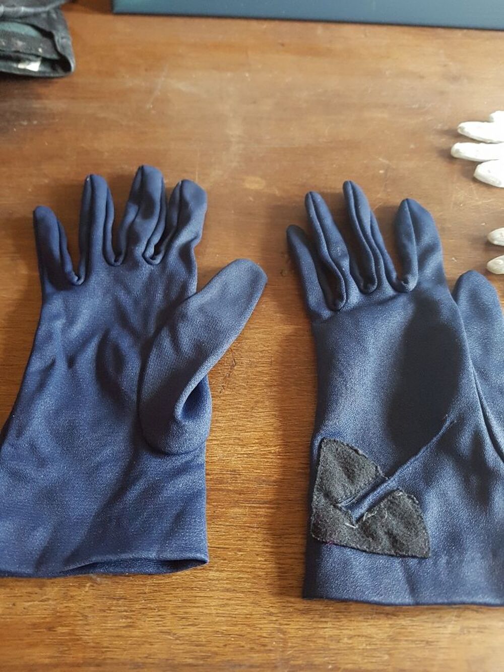 Paires gants noirs en polyester et en plumetis blancs Vtements