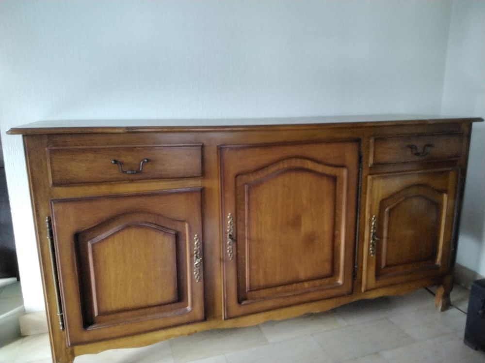 buffet bas largeur 1,80 m haut0,94m profondeur 0,50 m Meubles