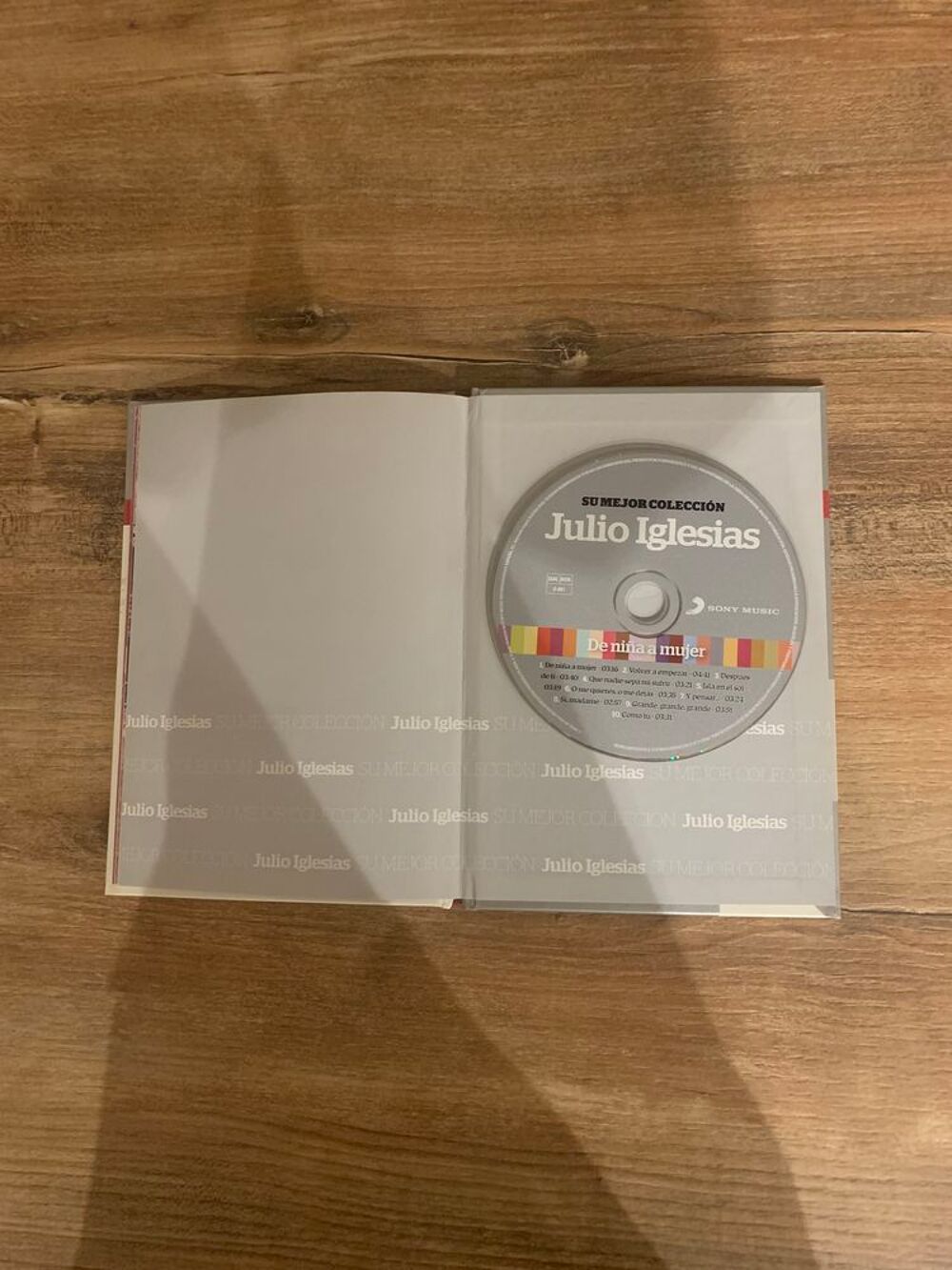 CD + Livre ( en espagnol) Julio Iglesias su mejor coleccion &acute;&acute; De nina a mujer. &acute;&acute; CD et vinyles