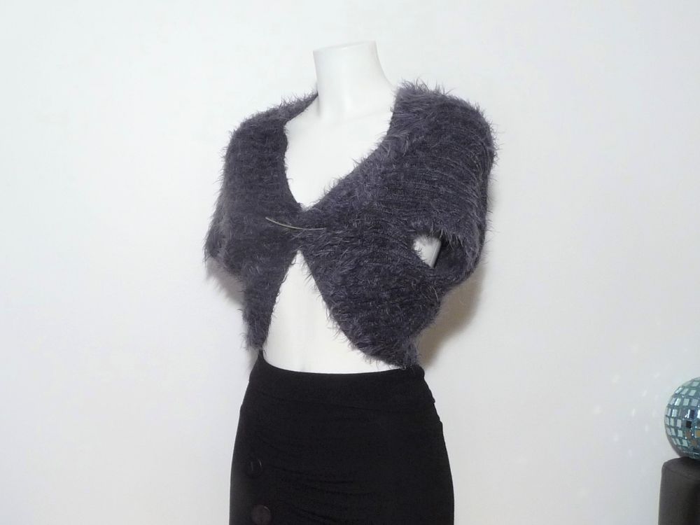 Gilet/ Bol&eacute;ro/ Veste Gris Fonc&eacute; &agrave; Longs Poils- Taille 38/40 Vêtements