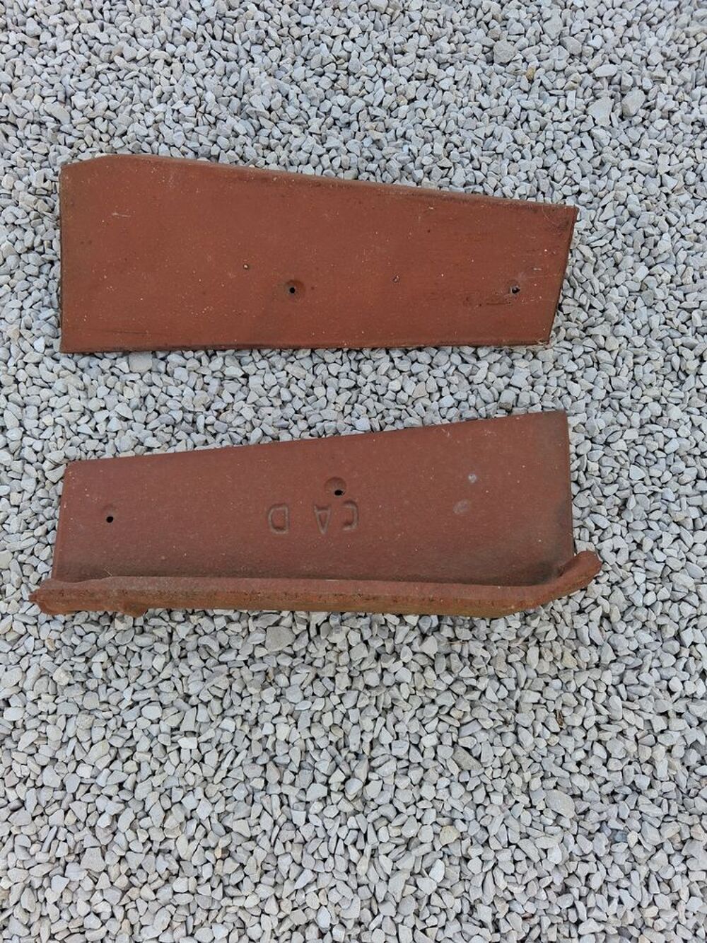 Tuiles de rives droite et gauche pour tuiles CASTEL.
Bricolage