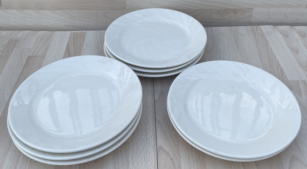 Vintage, lot d'un service &agrave; vaisselle ancien fa&iuml;ence blanche Cuisine