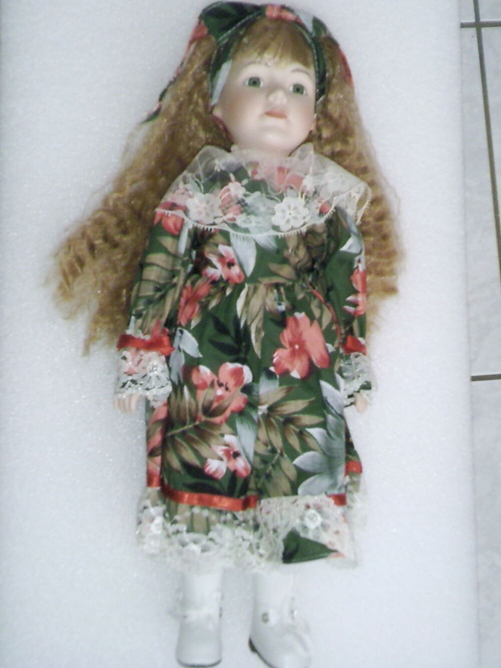 Poup&eacute;e de porcelaine de collection de 40cm de qualit&eacute;.
Décoration
