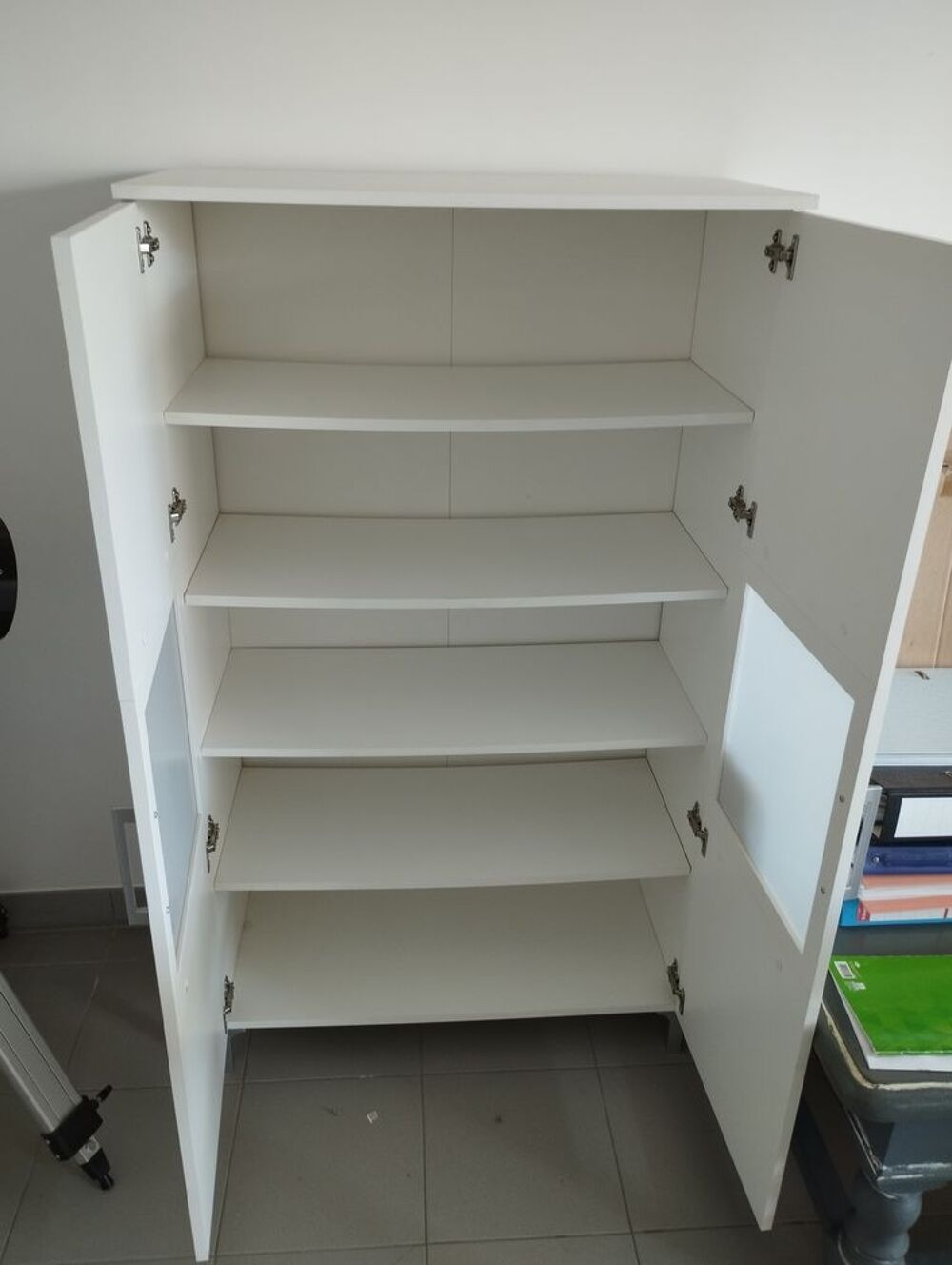 Armoire vitr&eacute;e de rangement blanche Meubles
