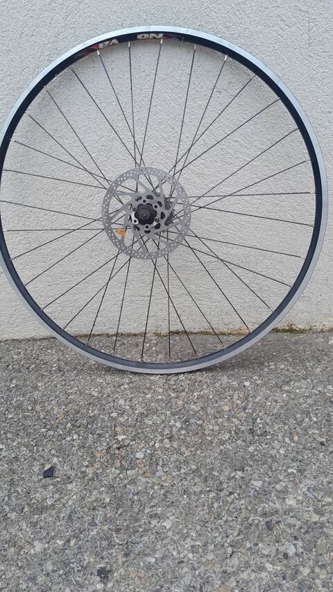 roue 700 arriere frien a disque  9 vitesses ''rigida '' 30 Marignane (13)
