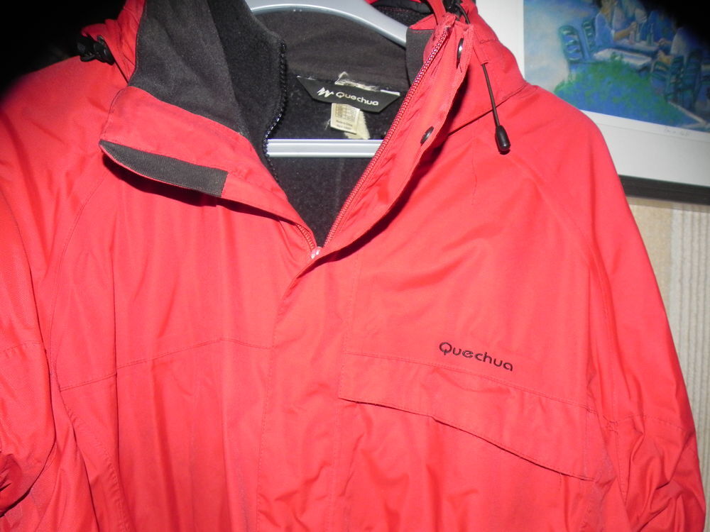 Blouson rouge Quechua avec doublure polaire et capuche Vêtements