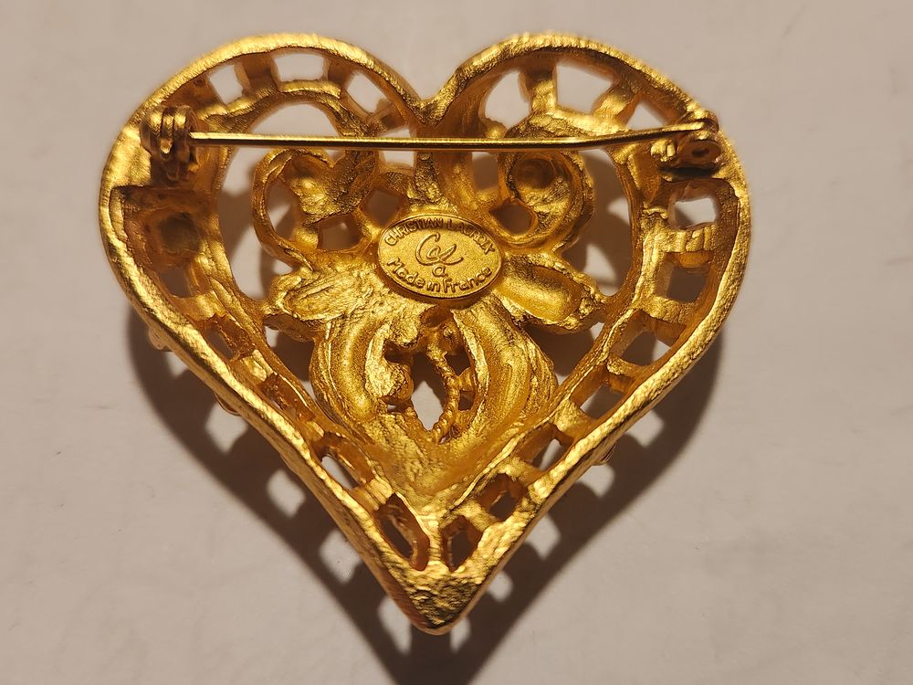 Broche c?ur perl&eacute; dor&eacute; Christian LACROIX Bijoux et montres